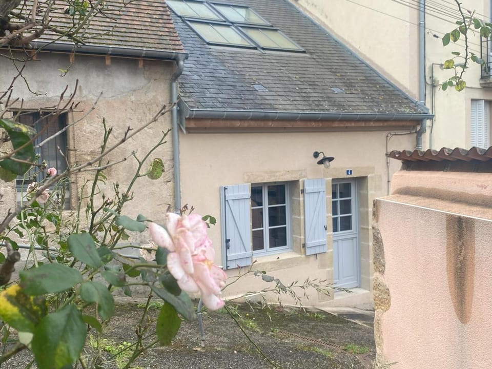 Studio rénové avec mezzanine au cœur de Bourbon-l'Archambault - FR-1-489-585 Apartment in Auvergne-Rhône-Alpes