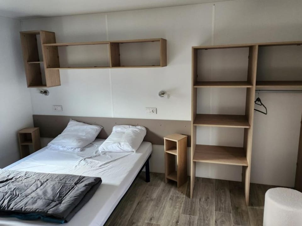 Mobil home confortable - 4 pers. - API-1-52-2888 Campground/ 
RV Resort in Normandy