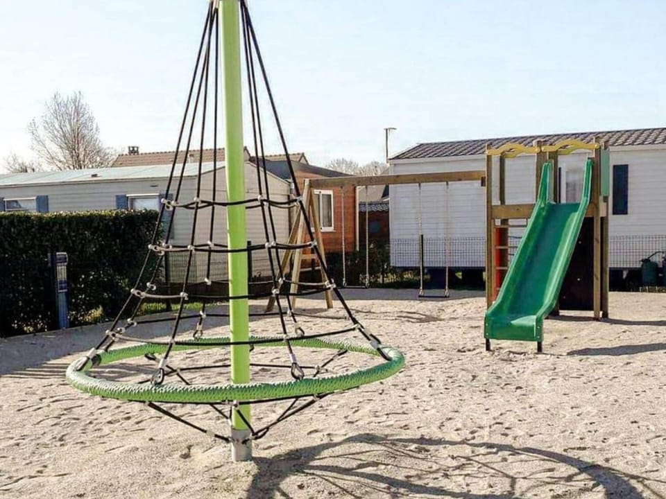 Mobil-home, animaux OK - 4 pers. - API-1-52-2898 Campground/ 
RV Resort in Normandy
