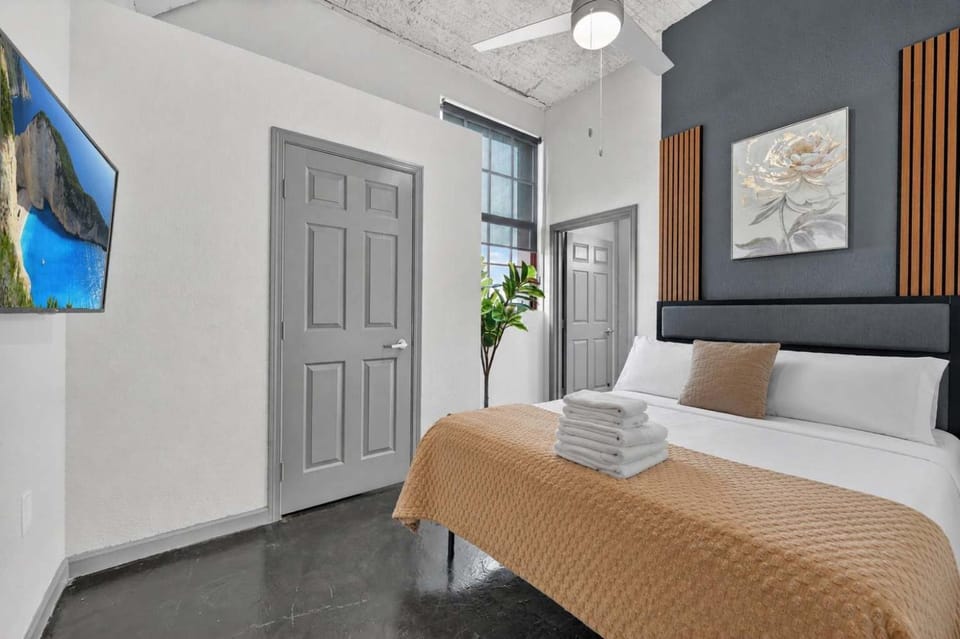 Modern 2BR Getaway in Central Kansas Apartment in Kansas City