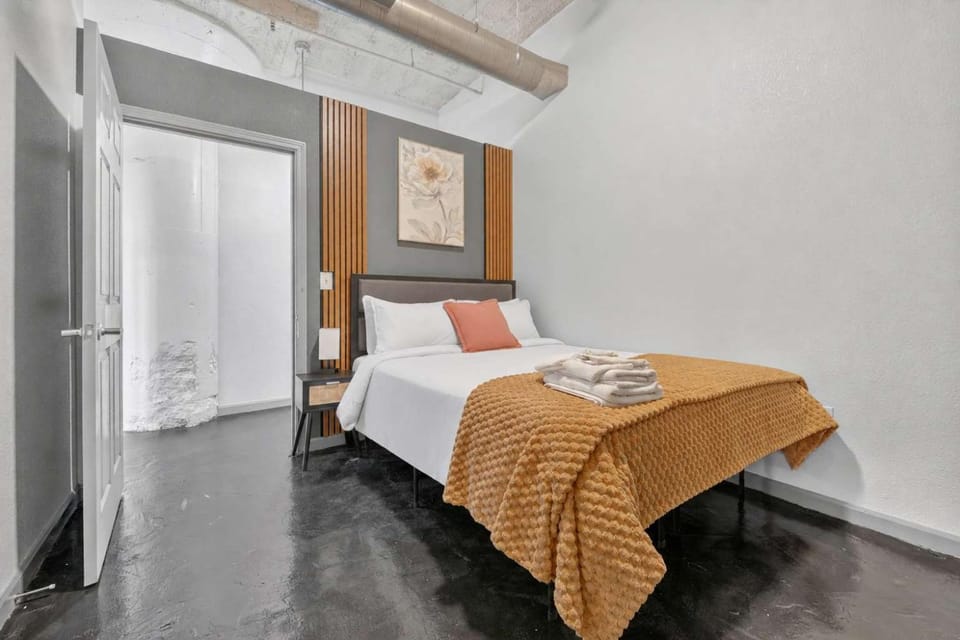 Modern 2BR Getaway in Central Kansas Apartment in Kansas City