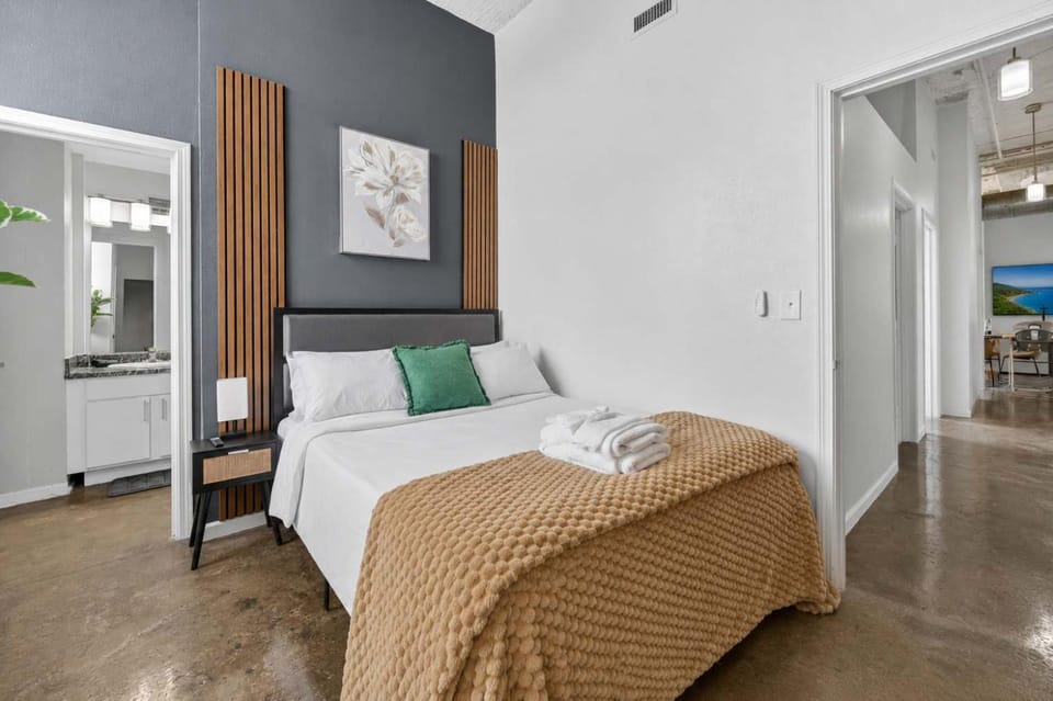 Charming 2BR Escape with Fast WiFi Apartment in Kansas City