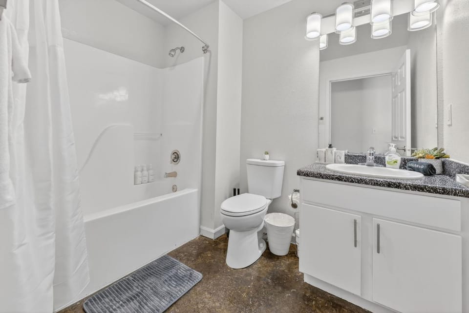 Charming 2BR Escape with Fast WiFi Apartment in Kansas City