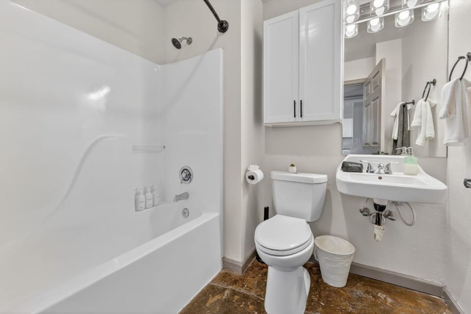 Comfortable 2BR Stay with WiFi in Kansas Apartment in Kansas City