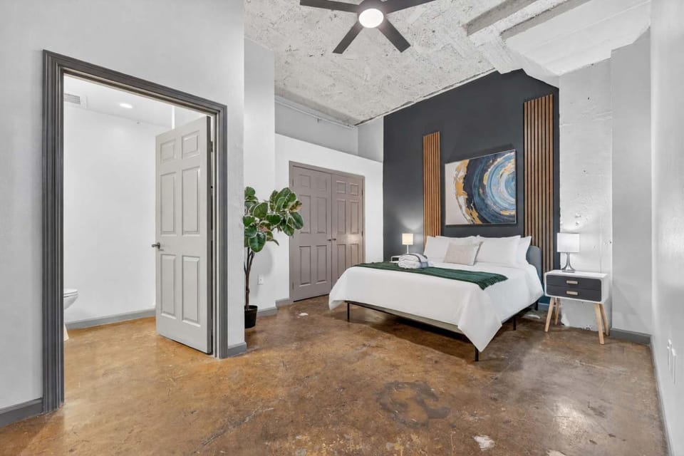 Comfortable 2BR Stay with WiFi in Kansas Apartment in Kansas City