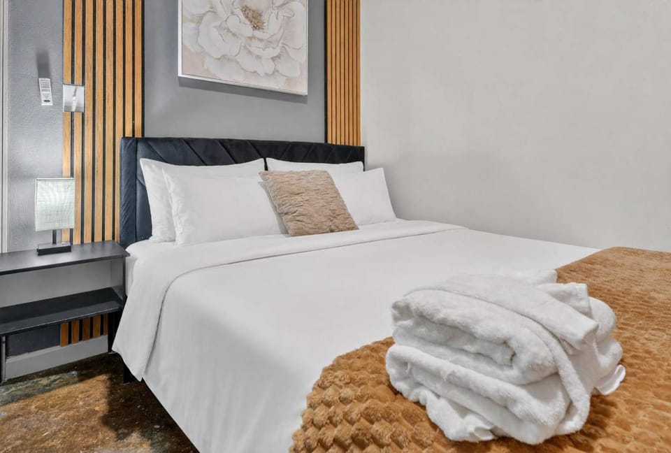 Comfortable 2BR Stay with WiFi in Kansas Apartment in Kansas City
