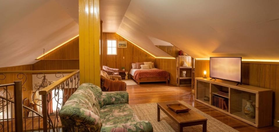 Bed, Living room, Photo of the whole room, Seating area