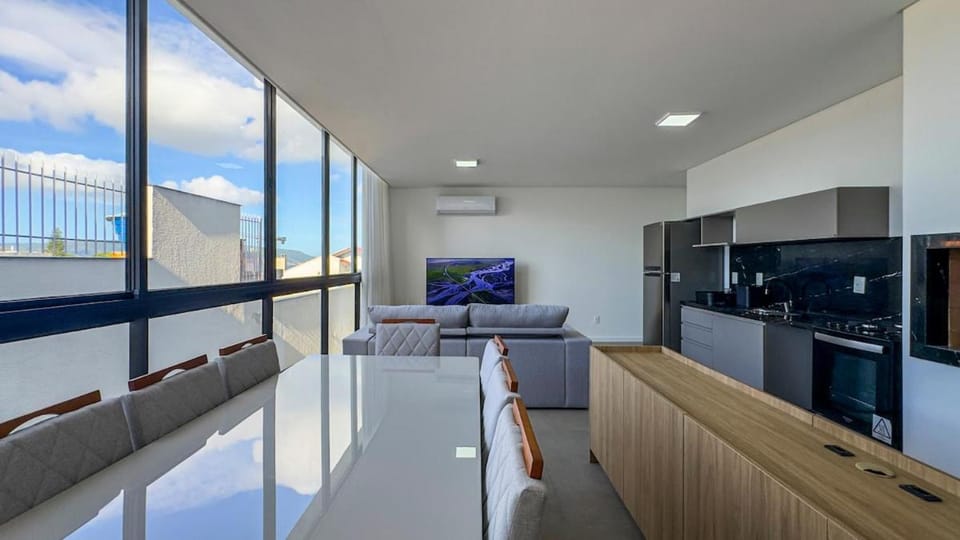 Luxo em Floripa, Apto novo com sala, suíte, garagem e área de lazer com piscina e churrasqueira em bairro nobre de Florianópolis Apartment in Florianopolis