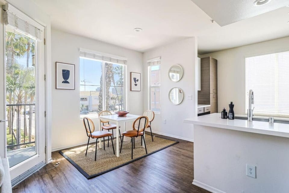 Spacious 2 Bedroom Apartment in Marina Del Rey - 15 Mins to LAX Airport Apartment in Venice Beach