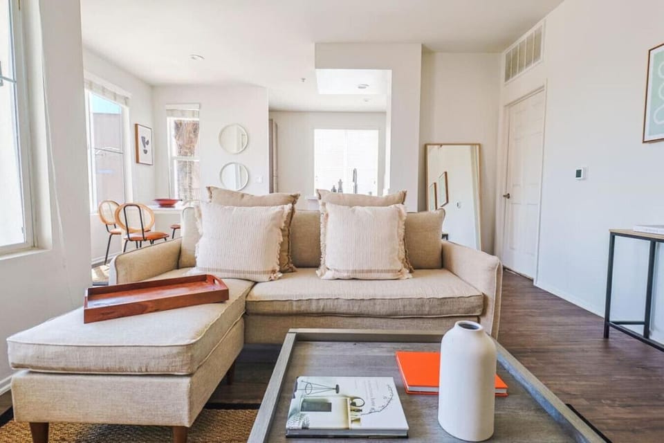 Spacious 2 Bedroom Apartment in Marina Del Rey - 15 Mins to LAX Airport Apartment in Venice Beach