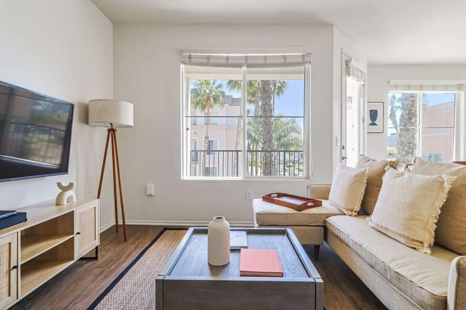 Spacious 2 Bedroom Apartment in Marina Del Rey - 15 Mins to LAX Airport Apartment in Venice Beach