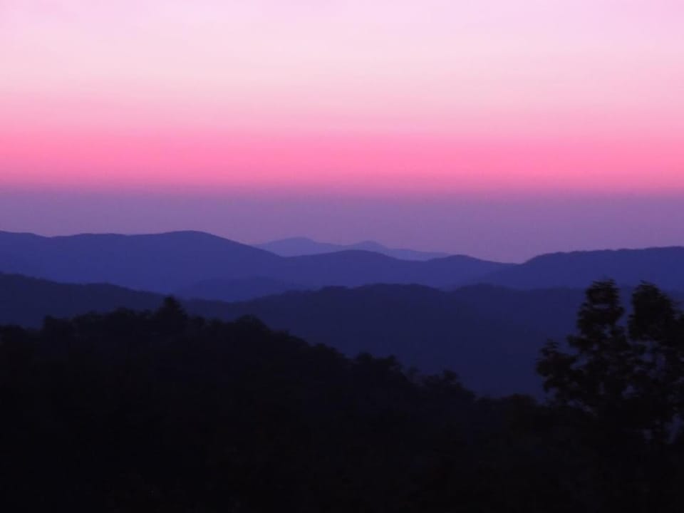 Stress ReLeaf - Blowing Rock Cabin with great view hot tub pool table Cabin in Caldwell