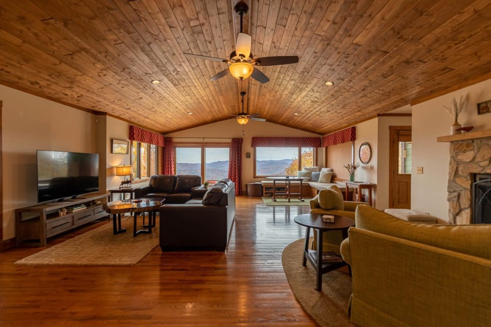 Lookout Lodge - 1 level home et Friendly Views Hot Tub & Pool Table House in Watauga
