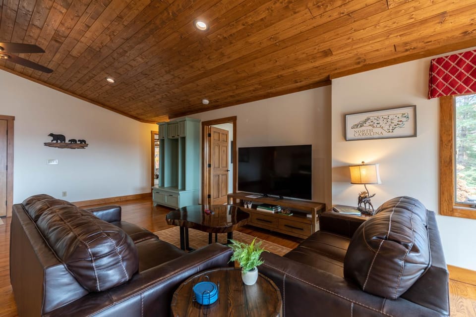 Lookout Lodge - 1 level home et Friendly Views Hot Tub & Pool Table House in Watauga