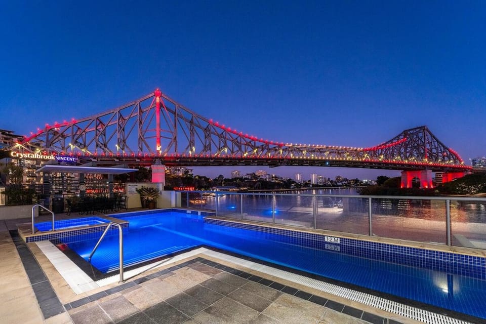 Penthouse Style - Story Bridge Views - Sleeps 8 - Baby Friendly Apartment in Brisbane City