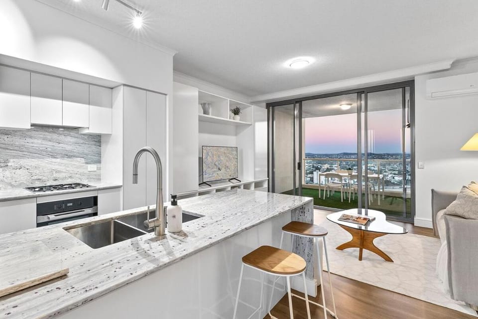 Penthouse Style - Story Bridge Views - Sleeps 8 - Baby Friendly Apartment in Brisbane City