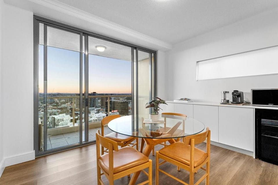 Penthouse Style - Story Bridge Views - Sleeps 8 - Baby Friendly Apartment in Brisbane City