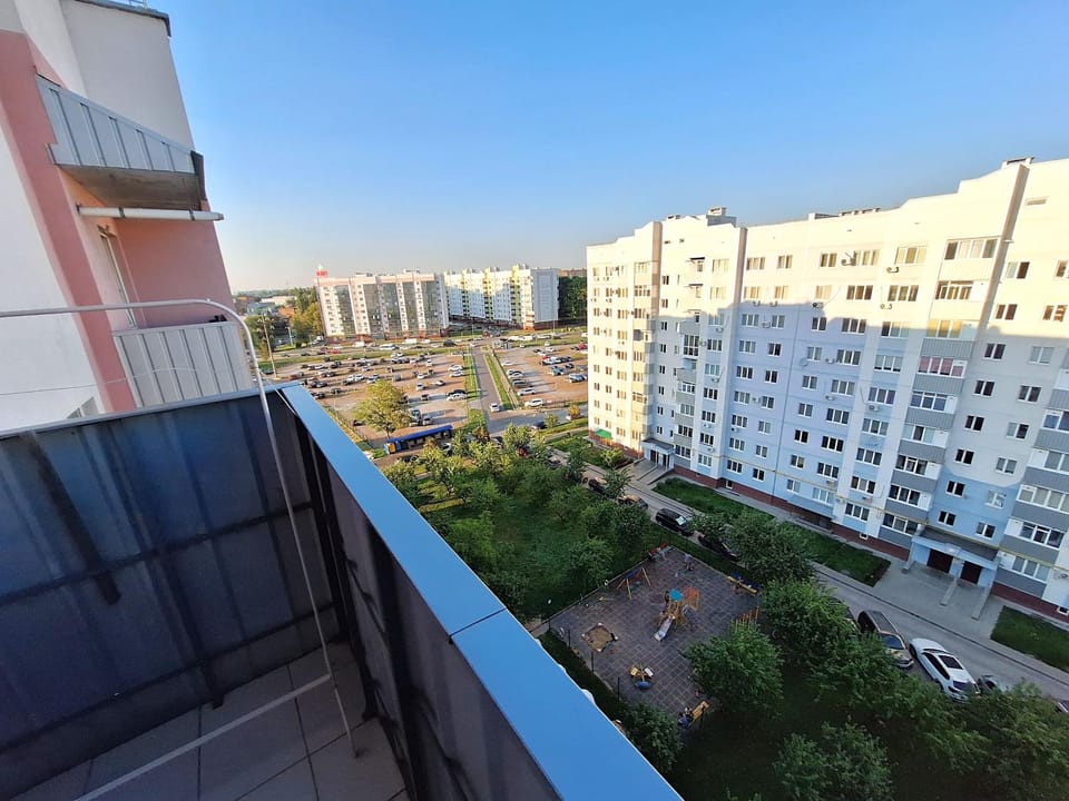 Property building, Day, Neighbourhood, Balcony/Terrace, Balcony/Terrace, City view, Street view, Parking