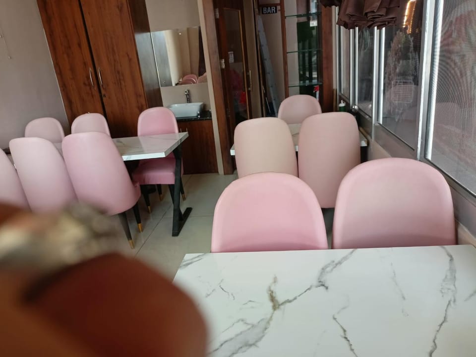 Restaurant/places to eat, Seating area