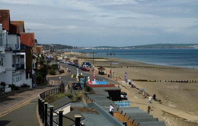 Modern seaside garden apartment with sea views Apartment in Ventnor
