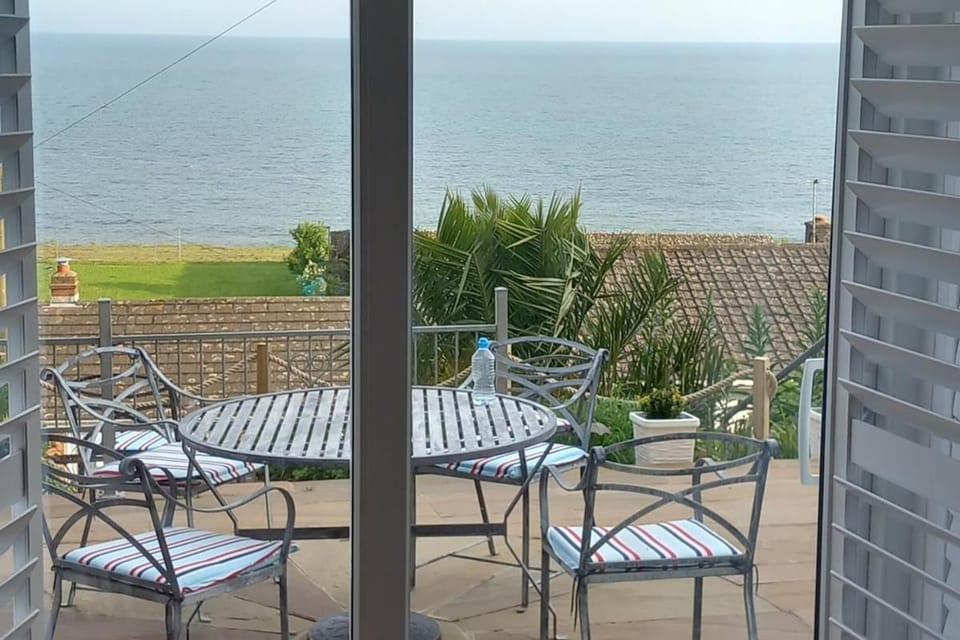 Modern seaside garden apartment with sea views Apartment in Ventnor