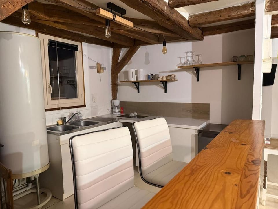 Dining area, Bath, microwave, kitchen