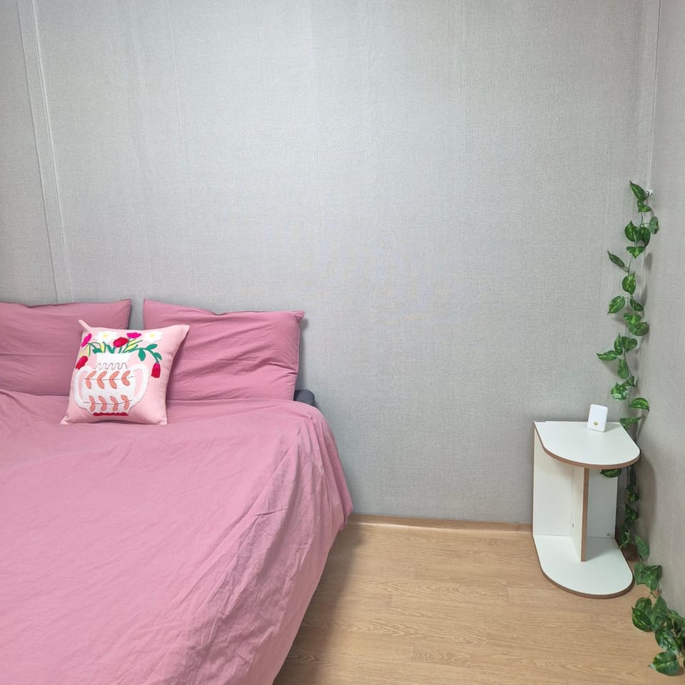홍대5분 방3개 침대4개 최대8명 1층 장기숙박 연남망원 TV Wifi 조용한숙소8 Apartment in Seoul