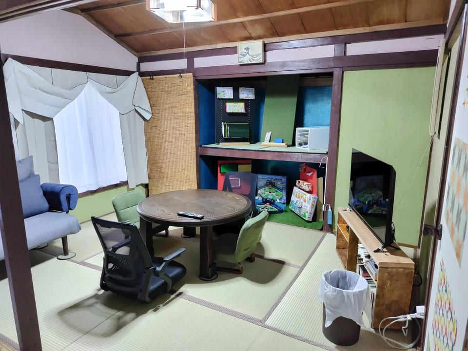 Photo of the whole room, Seating area