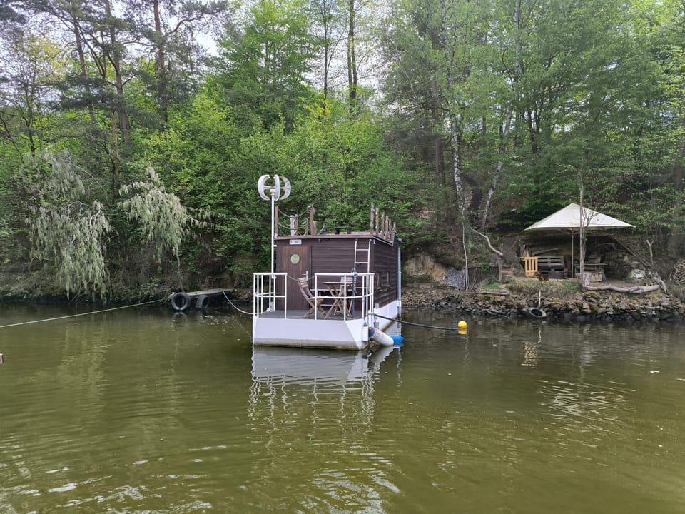Hausbót Slapy Docked boat in Czechia