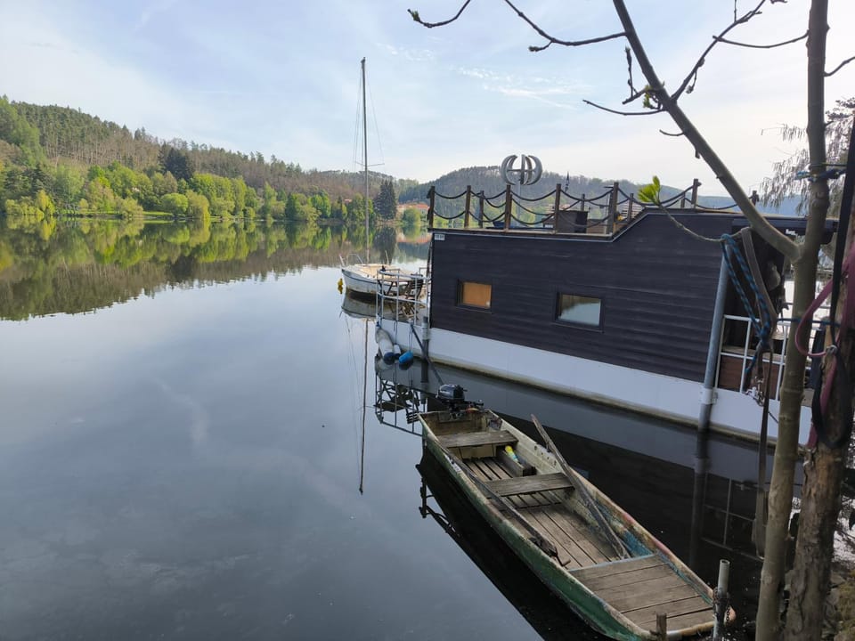 Hausbót Slapy Docked boat in Czechia