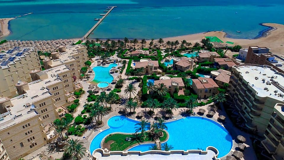 Property building, Nearby landmark, Day, Natural landscape, Bird's eye view, Beach, City view, Pool view, Sea view, Swimming pool, Location, sunbed