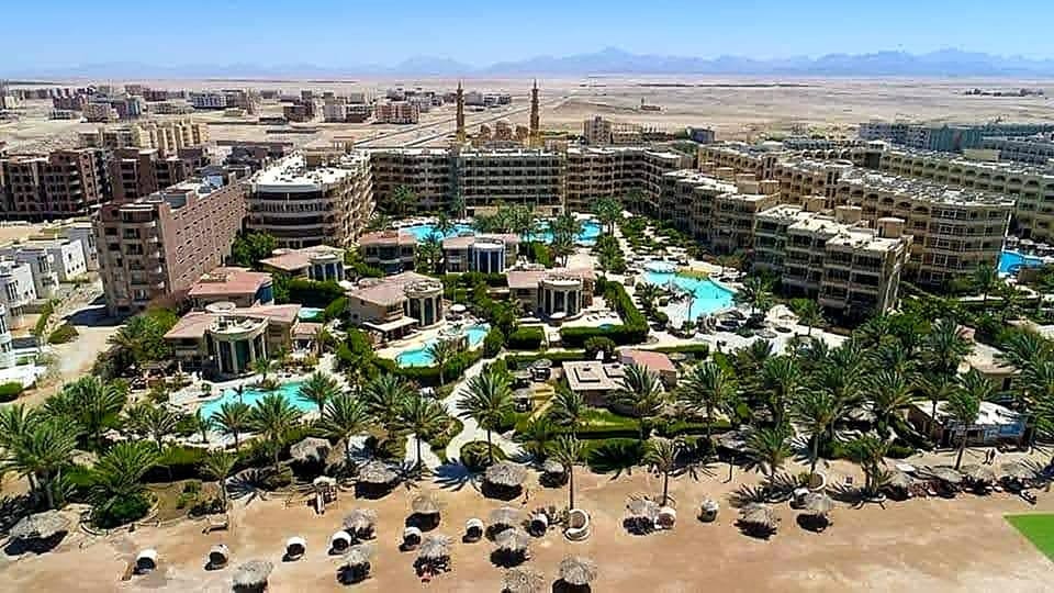 Property building, Nearby landmark, Day, Neighbourhood, Natural landscape, Bird's eye view, City view, Pool view, Street view, Swimming pool, Location