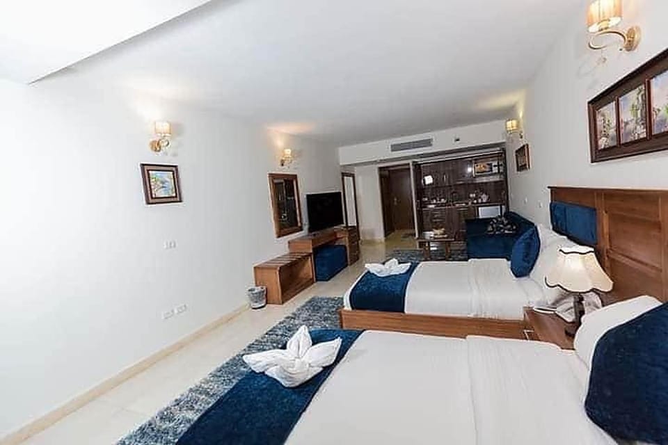 Bed, TV and multimedia, Living room, Photo of the whole room, Seating area, Bedroom, towels