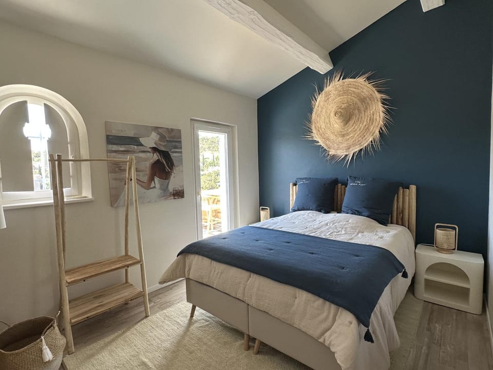 Photo of the whole room, Bedroom