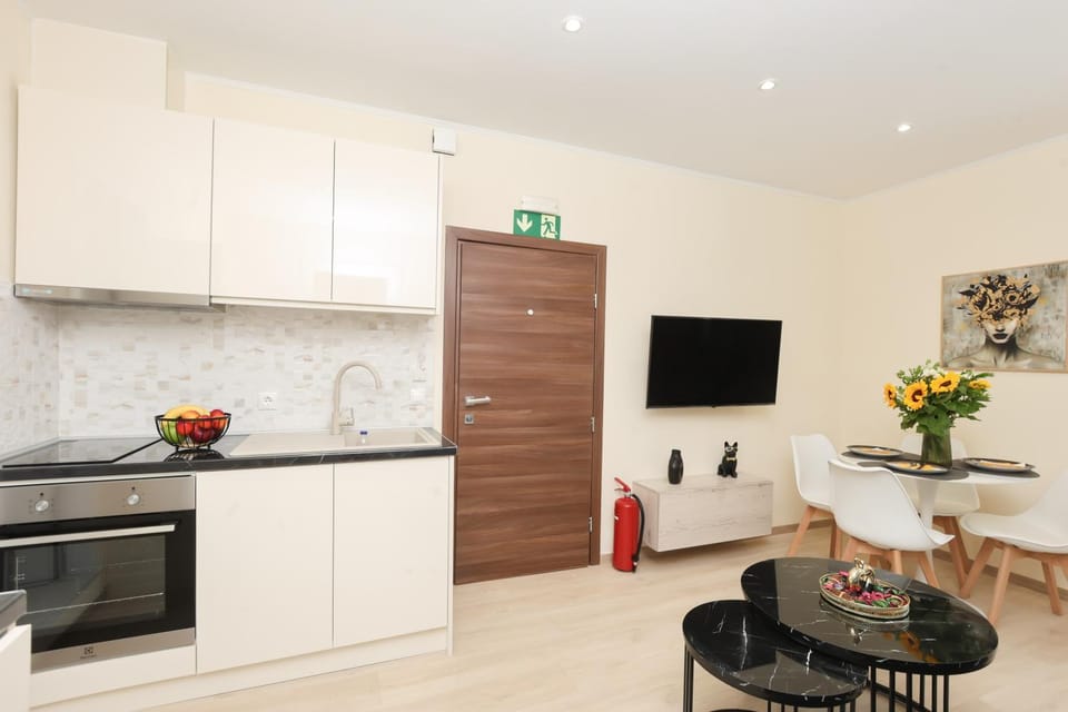 TV and multimedia, Kitchen or kitchenette, Seating area