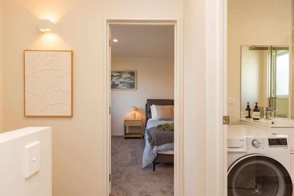 City-Fringe Luxury Stay - 2BR Parking - Guest Fav House in Christchurch