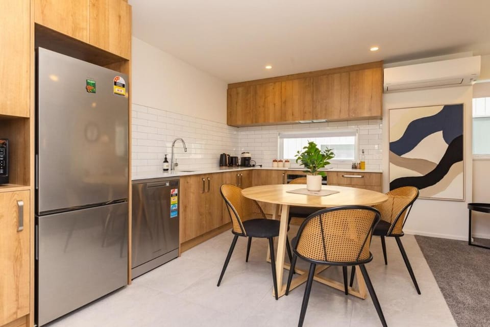 City-Fringe Luxury Stay - 2BR Parking - Guest Fav House in Christchurch