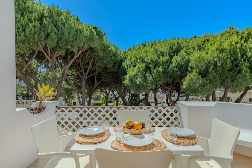 Seating area, Dining area, Garden view