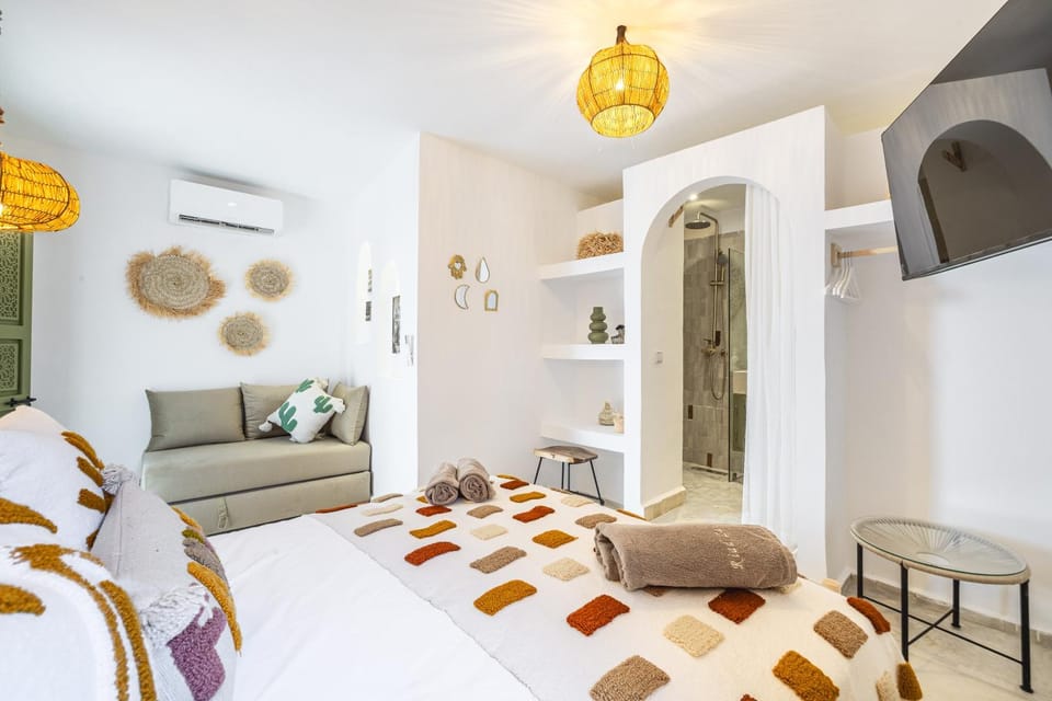 Bed, TV and multimedia, Photo of the whole room, Bedroom, towels, air conditioner