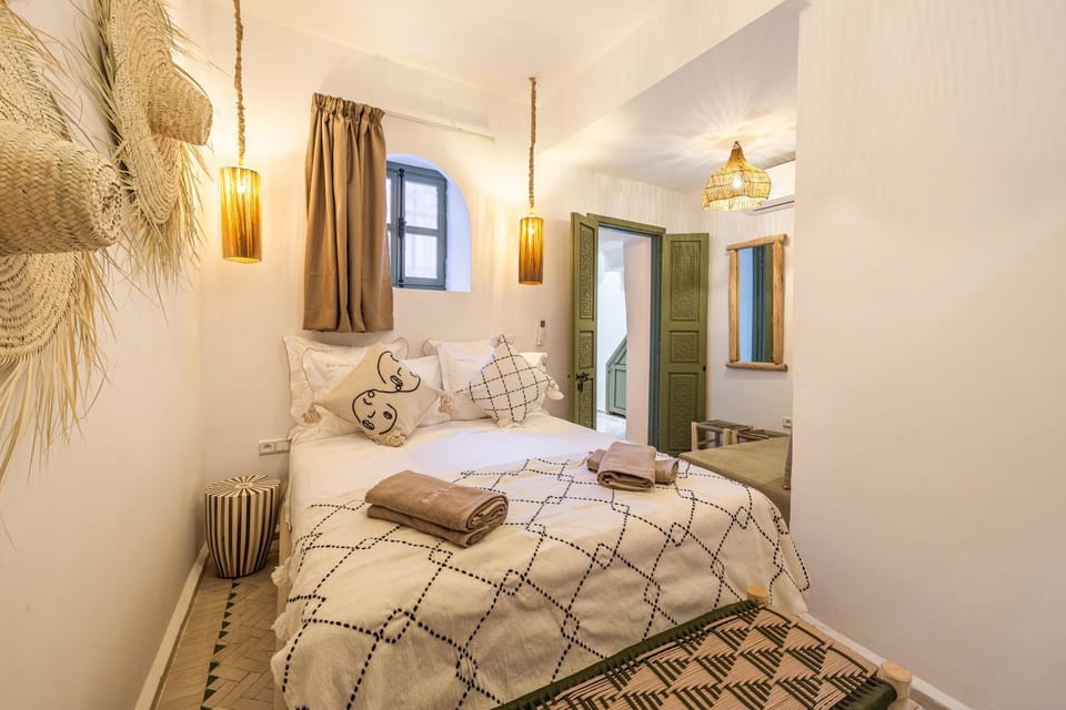 Bed, Photo of the whole room, Bedroom, towels