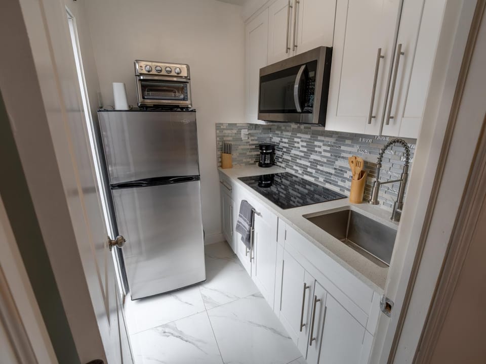 Sunrise Hideaway Apartment in Lauderhill