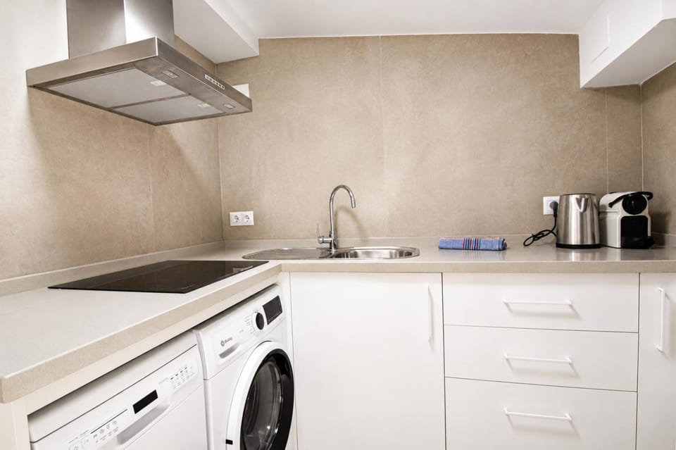 Coffee/tea facilities, Kitchen or kitchenette, dishwasher, stove, washing machine, dryer