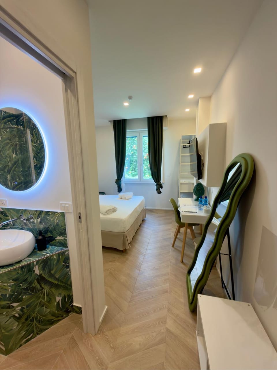 Bed, Bathroom, Photo of the whole room, Bedroom