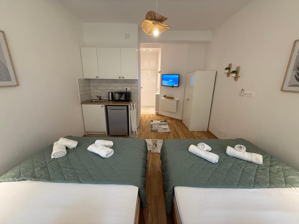 Bed, TV and multimedia, Kitchen or kitchenette, Photo of the whole room, Bedroom
