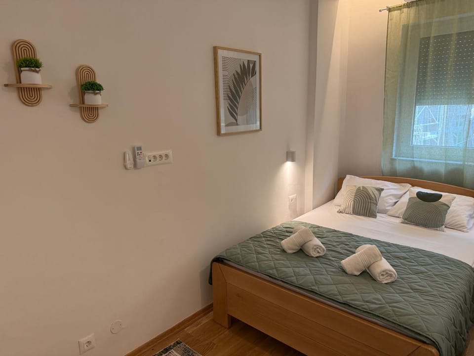 Bed, Photo of the whole room, towels