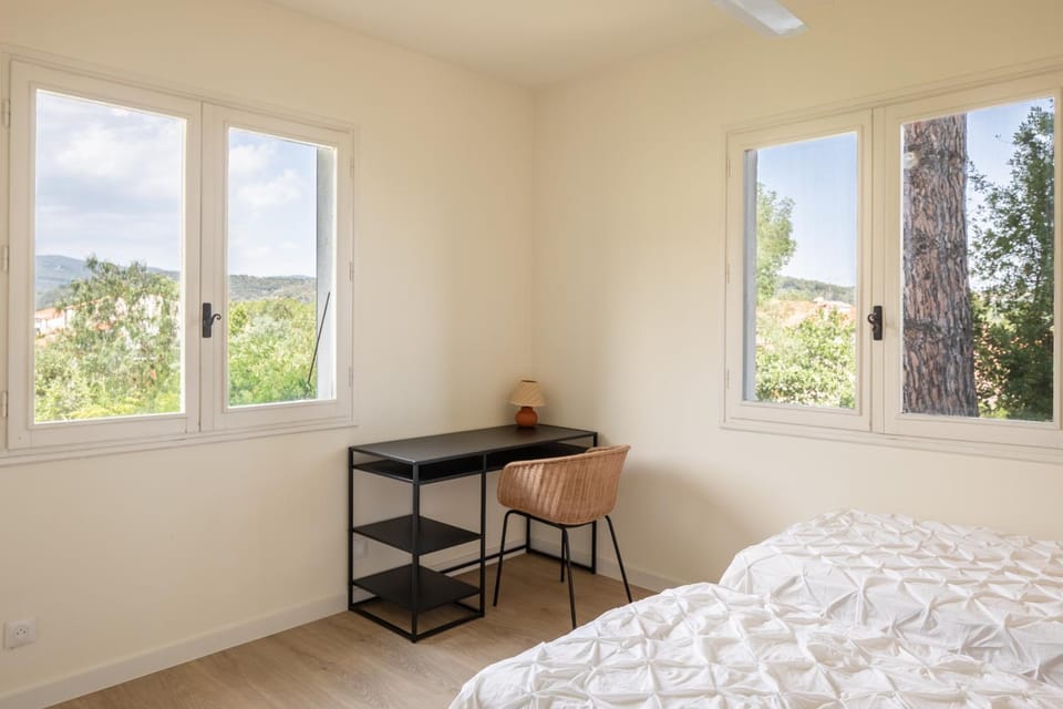 Bed, Bedroom, Mountain view, towels, wardrobe