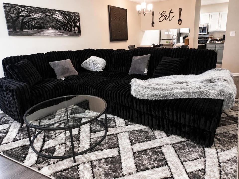Midnight Serenity SPACIOUS LUX 1BR POOL NEAR THE BATTERY Apartment in Vinings