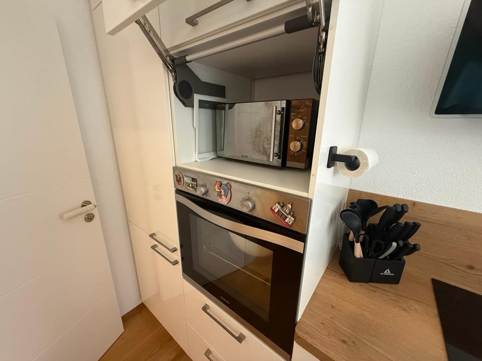 Kitchen or kitchenette, oven, stove