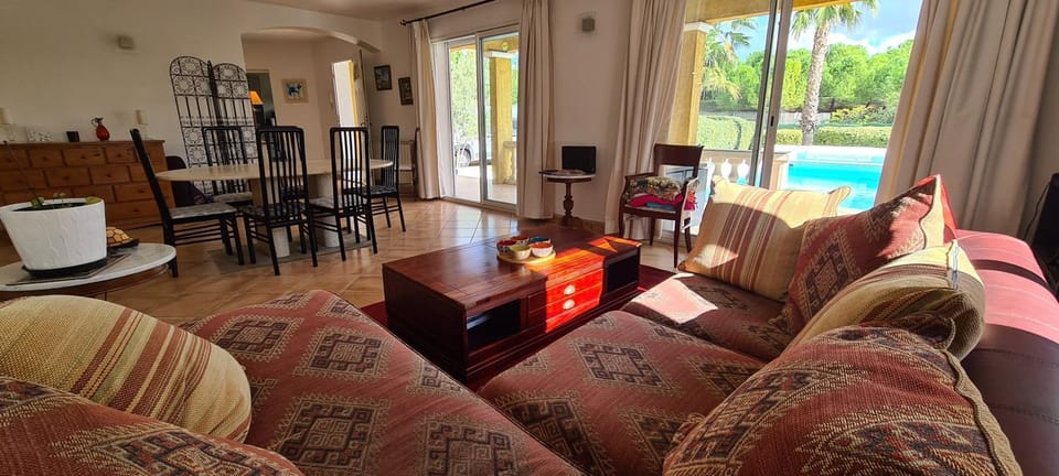 Villa climatisée calme et lumineuse avec un jardin verdoyant une piscine un terrain de tennis Villa in Montpellier