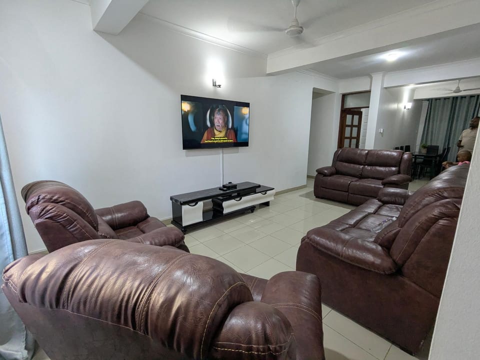 TV and multimedia, Living room, Photo of the whole room, Decorative detail, Seating area, Evening entertainment, internet, air conditioner